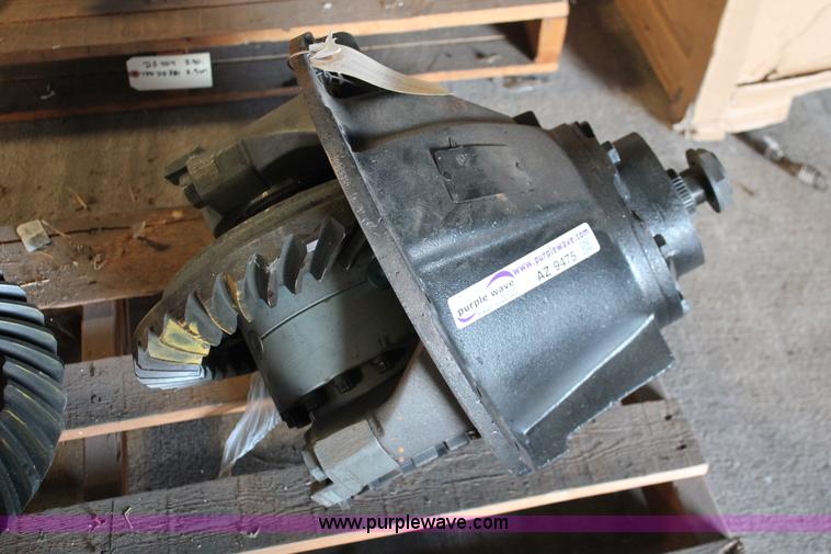 image for item AZ9475 Eaton RS404 differential