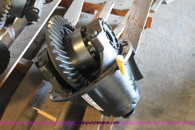 image for item AZ9476 Eaton RS404 differential