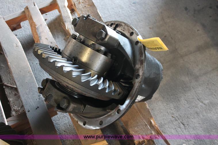 image for item AZ9476 Eaton RS404 differential