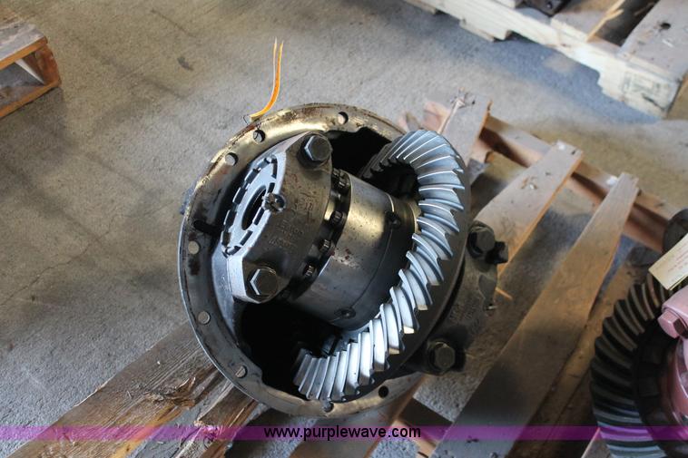 image for item AZ9476 Eaton RS404 differential