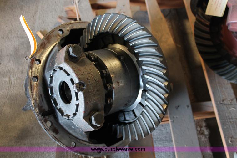 image for item AZ9476 Eaton RS404 differential