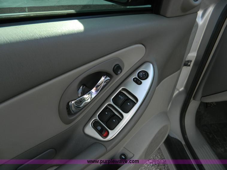 image for item D6077 2004 Chevrolet Malibu LT