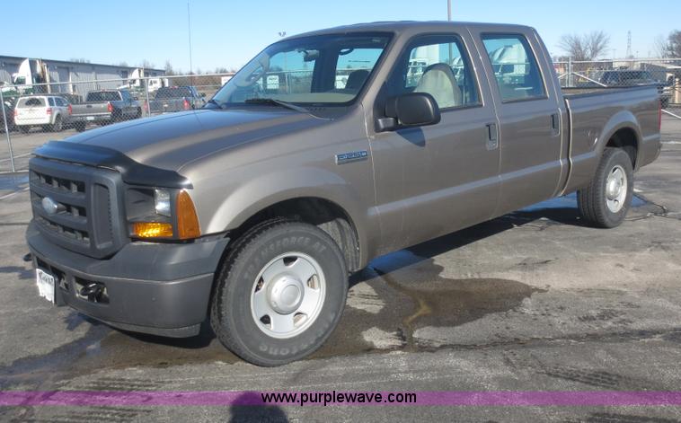 image for item F8067 2007 Ford F250 Super Duty XL Crew Cab pickup truck