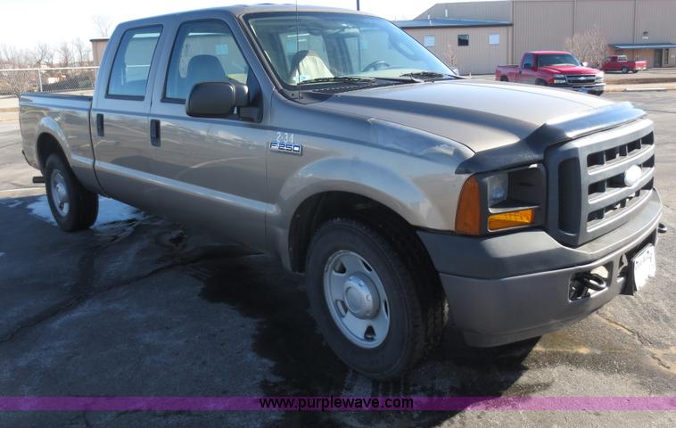 image for item F8067 2007 Ford F250 Super Duty XL Crew Cab pickup truck