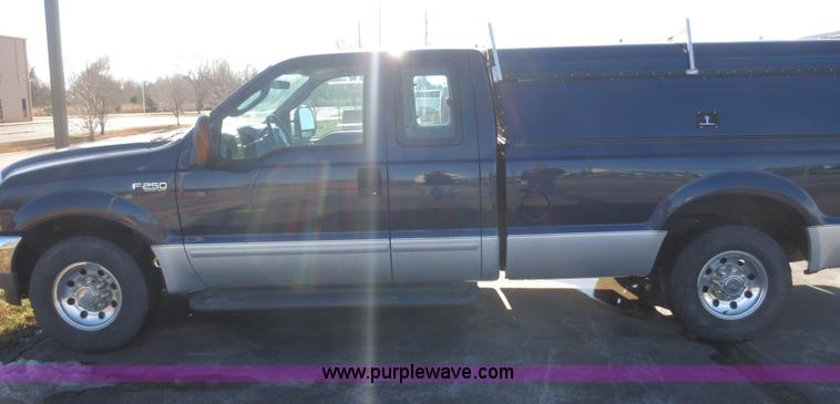image for item F8068 2003 Ford F250 Super Duty XLT SuperCab pickup truck