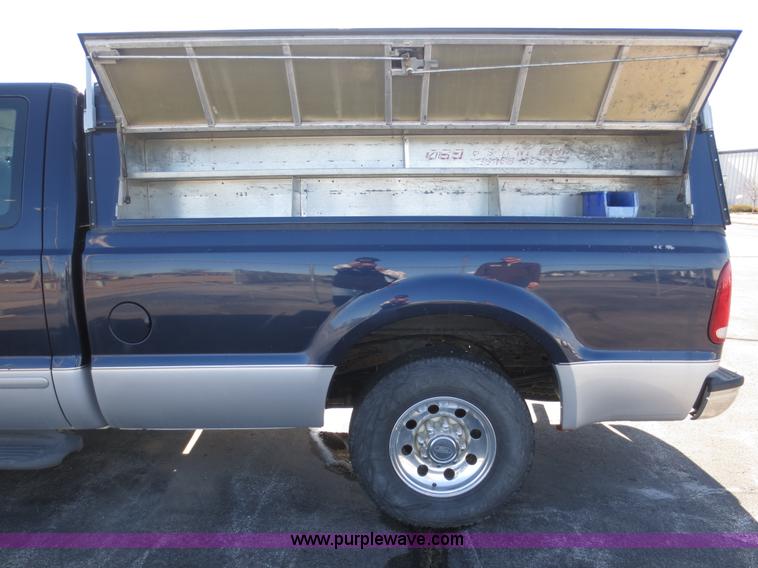 image for item F8068 2003 Ford F250 Super Duty XLT SuperCab pickup truck