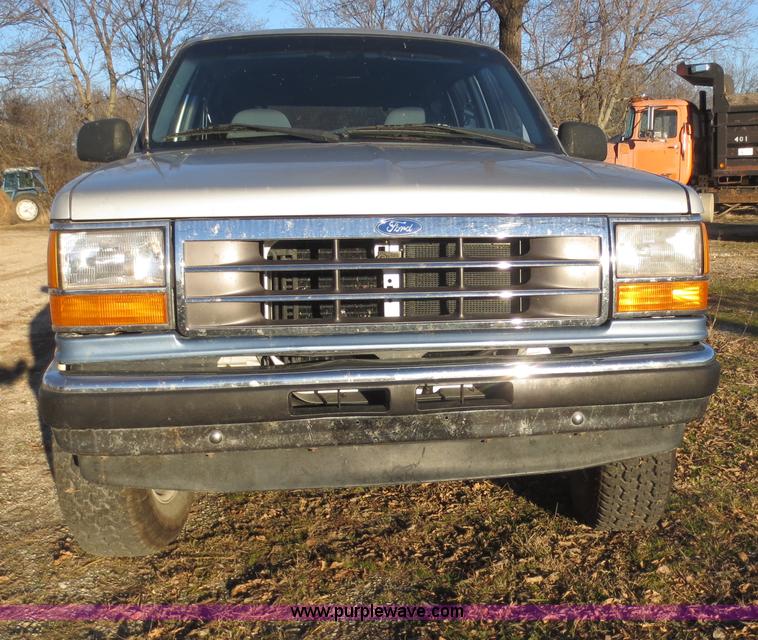 image for item F8069 1991 Ford Explorer XL SUV