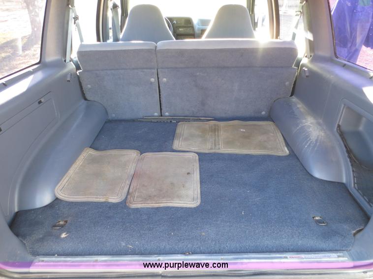 image for item F8069 1991 Ford Explorer XL SUV