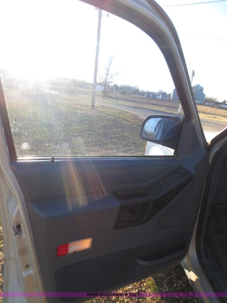 image for item F8069 1991 Ford Explorer XL SUV