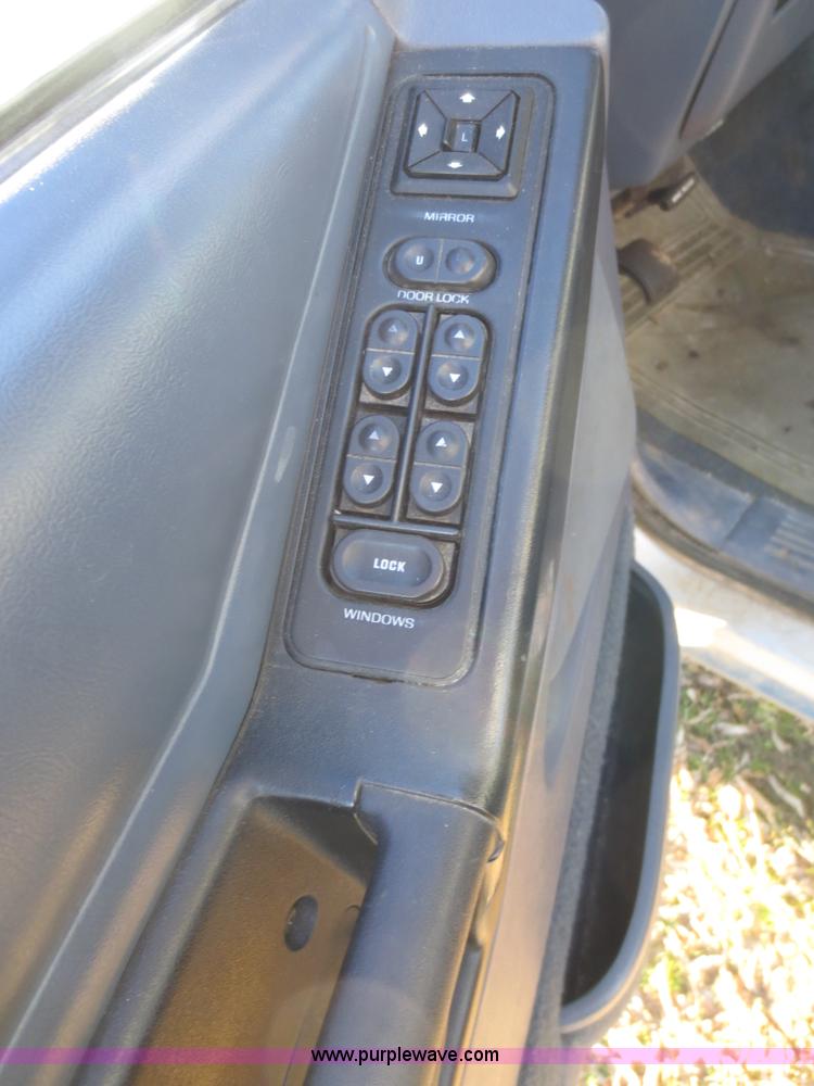 image for item F8069 1991 Ford Explorer XL SUV