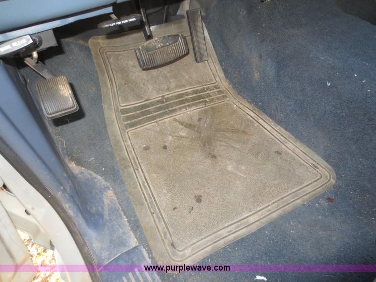 image for item F8069 1991 Ford Explorer XL SUV