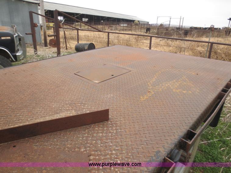 image for item F8082 1996 Ford F250 HD XL flatbed truck