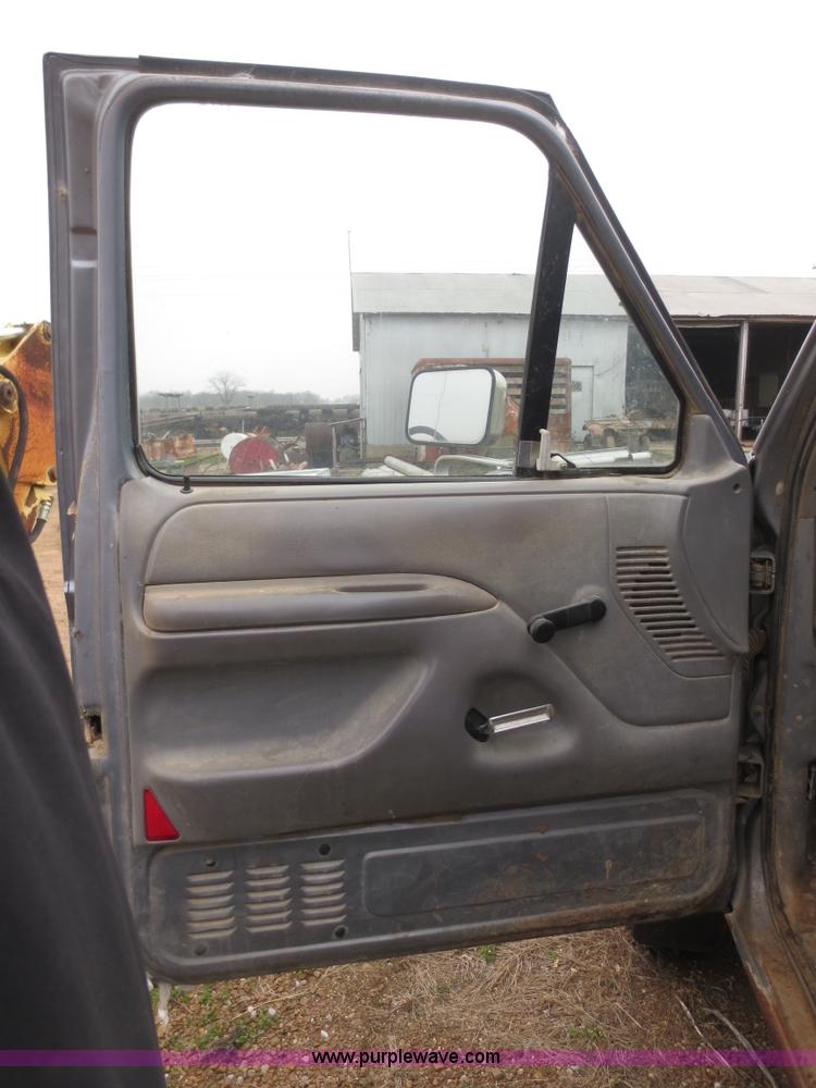 image for item F8082 1996 Ford F250 HD XL flatbed truck