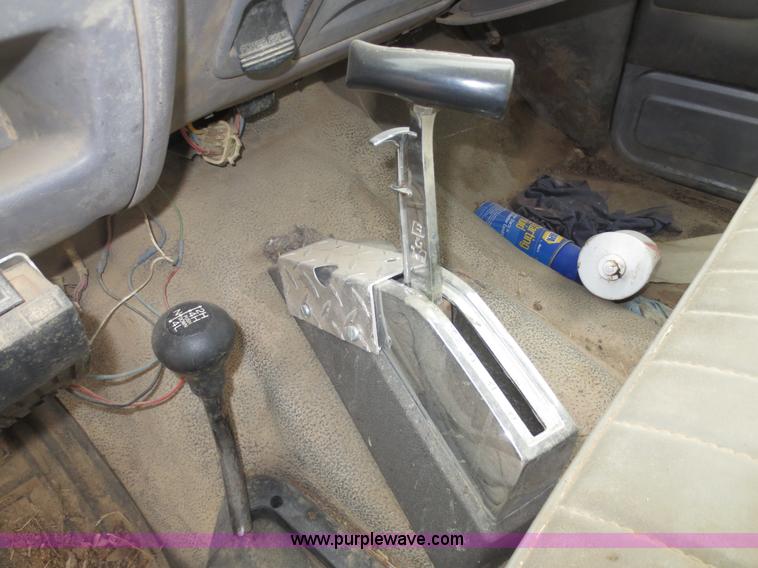 image for item F8082 1996 Ford F250 HD XL flatbed truck