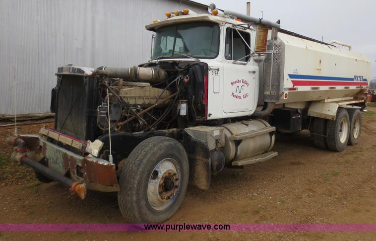 image for item F8083 1987 Mack RW713 water truck
