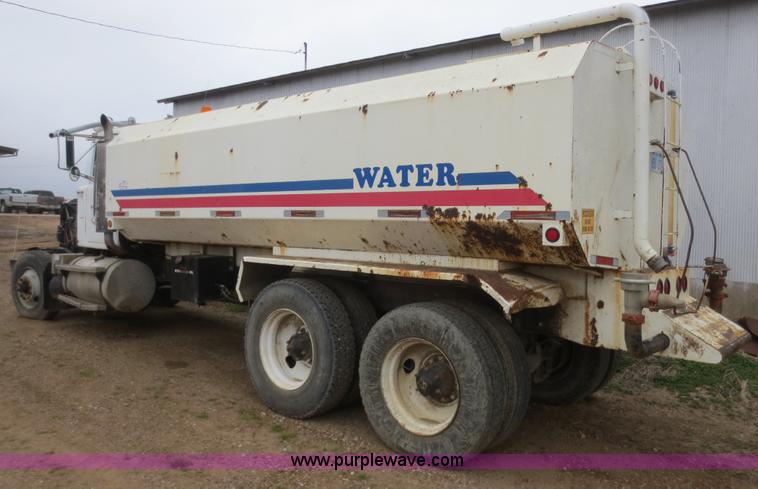 image for item F8083 1987 Mack RW713 water truck