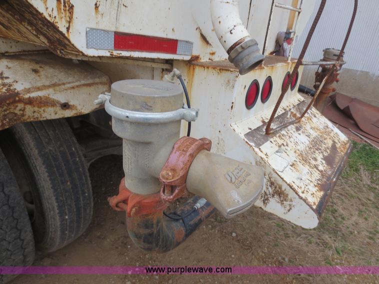 image for item F8083 1987 Mack RW713 water truck