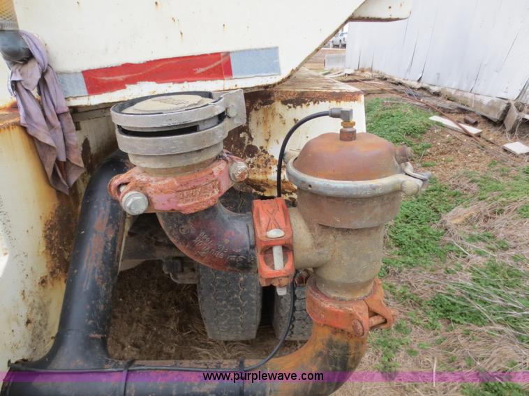 image for item F8083 1987 Mack RW713 water truck