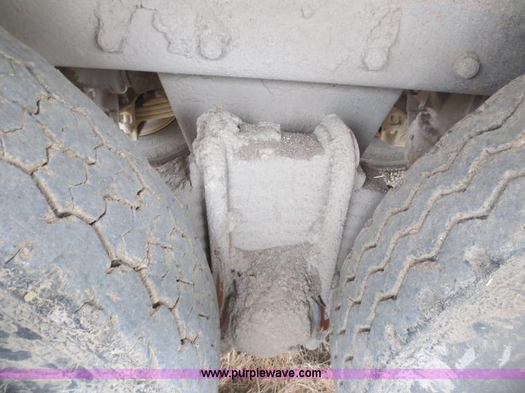 image for item F8083 1987 Mack RW713 water truck