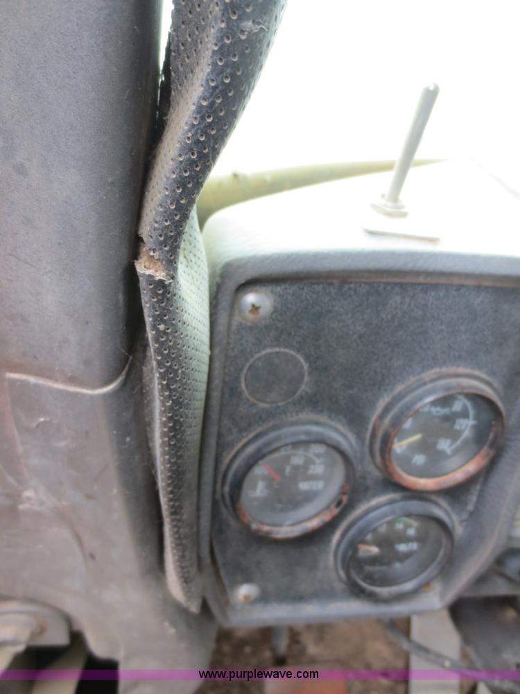 image for item F8083 1987 Mack RW713 water truck