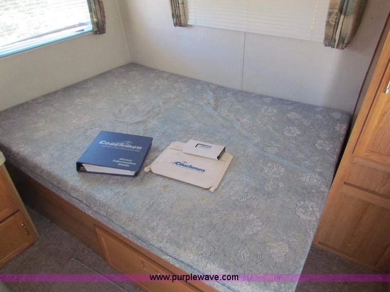 image for item G4391 2002 Coachman Captiva Ultralight travel trailer