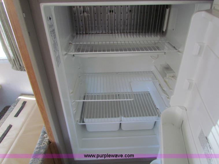 image for item G4391 2002 Coachman Captiva Ultralight travel trailer