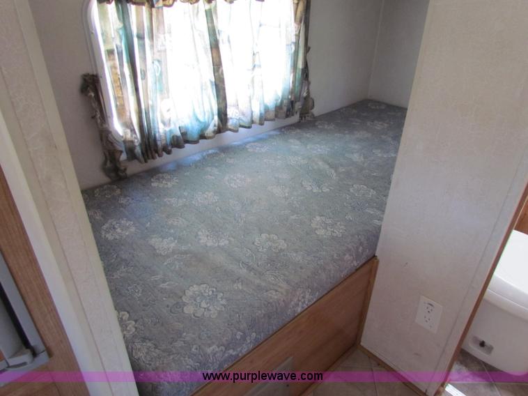 image for item G4391 2002 Coachman Captiva Ultralight travel trailer