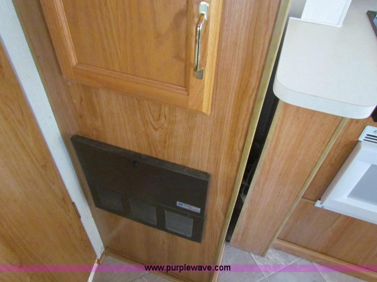 image for item G4391 2002 Coachman Captiva Ultralight travel trailer