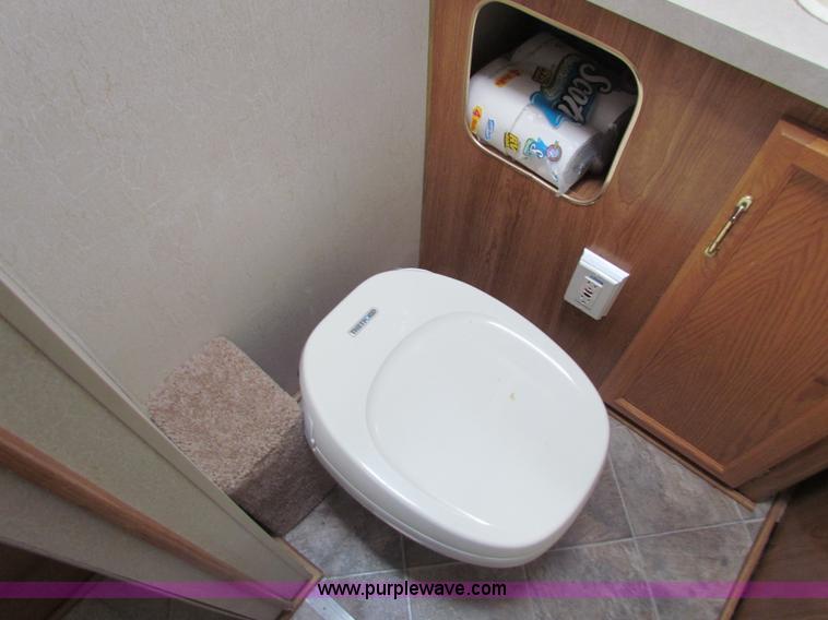 image for item G4391 2002 Coachman Captiva Ultralight travel trailer