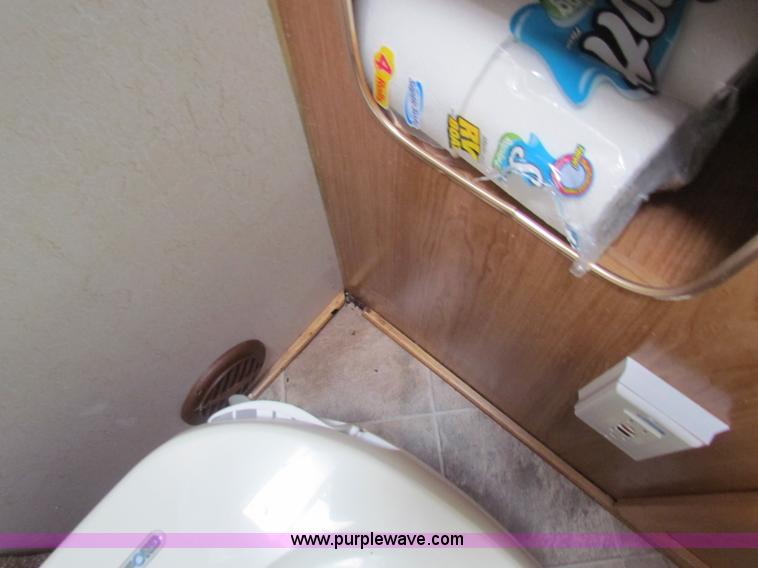 image for item G4391 2002 Coachman Captiva Ultralight travel trailer