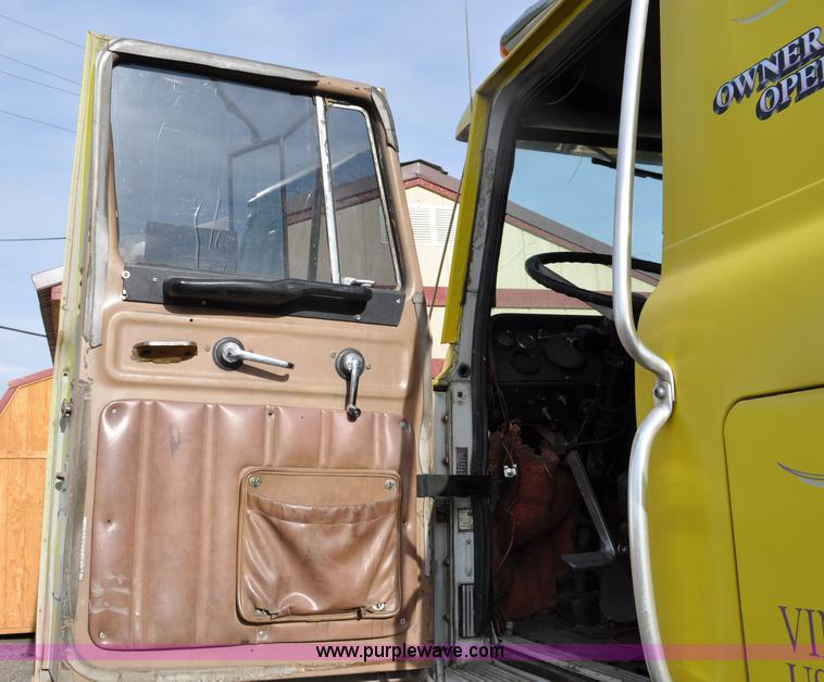 image for item G6320 1980 International Harvester 4070 Transtar II semi truck