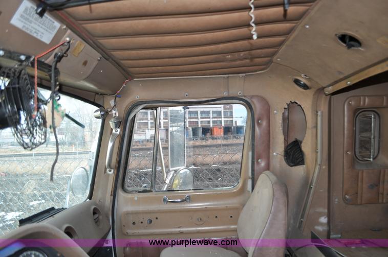 image for item G6320 1980 International Harvester 4070 Transtar II semi truck