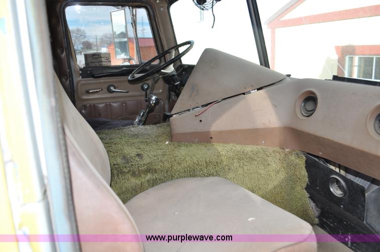 image for item G6320 1980 International Harvester 4070 Transtar II semi truck