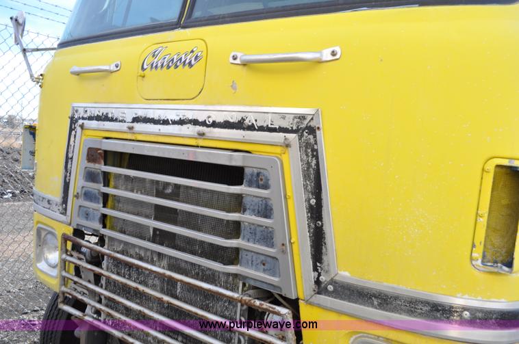 image for item G6320 1980 International Harvester 4070 Transtar II semi truck