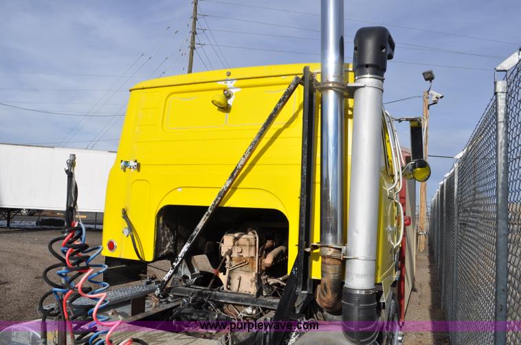 image for item G6320 1980 International Harvester 4070 Transtar II semi truck