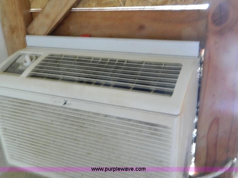 image for item G7906 2006 Haulmark TSC85X24WT2 24' enclosed trailer