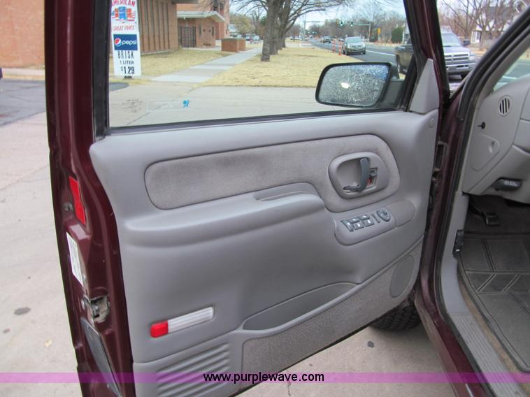 image for item G9702 1998 GMC Suburban 1500 Z71 SUV