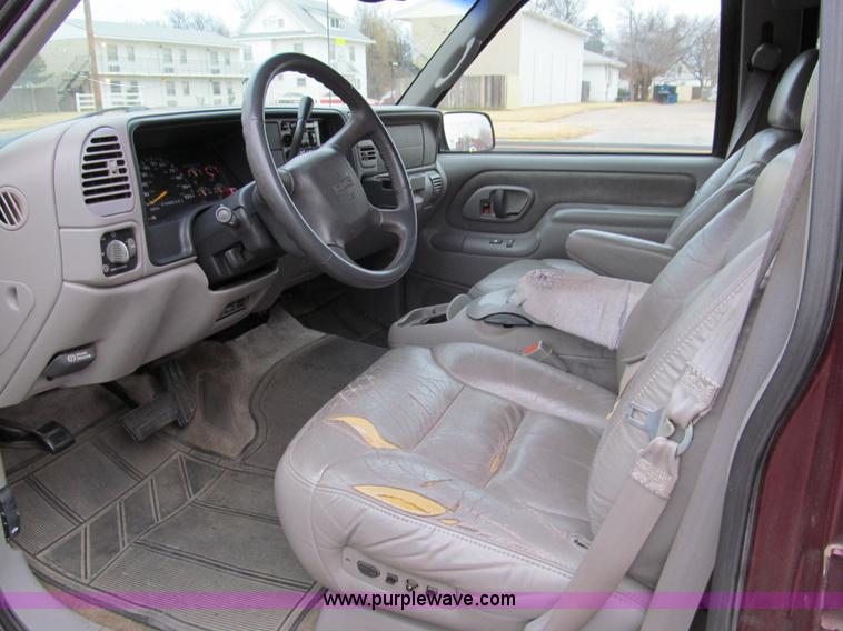 image for item G9702 1998 GMC Suburban 1500 Z71 SUV