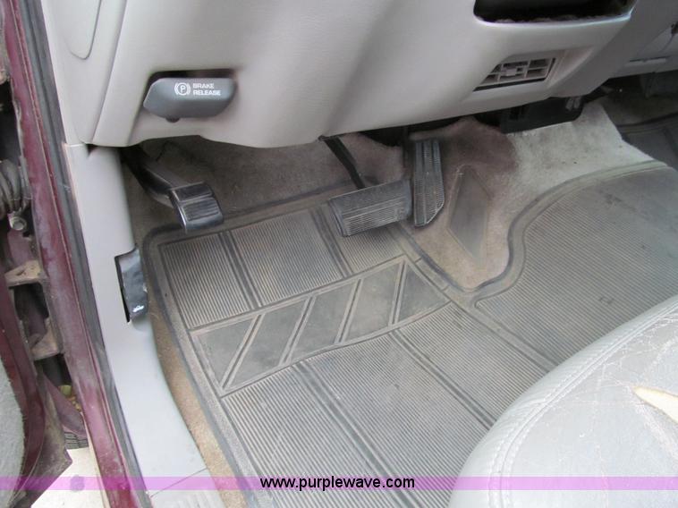 image for item G9702 1998 GMC Suburban 1500 Z71 SUV