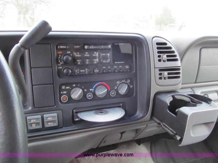 image for item G9702 1998 GMC Suburban 1500 Z71 SUV