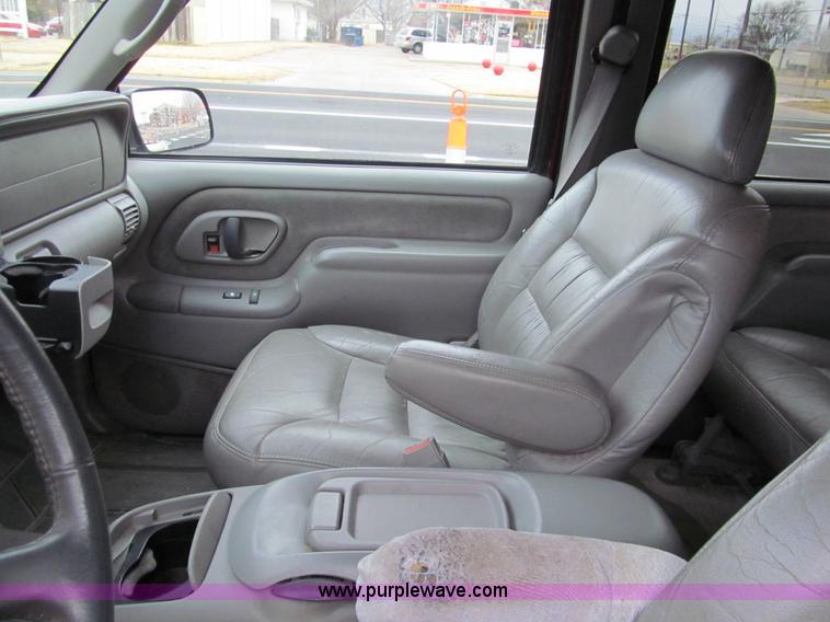 image for item G9702 1998 GMC Suburban 1500 Z71 SUV