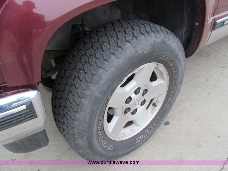 image for item G9702 1998 GMC Suburban 1500 Z71 SUV