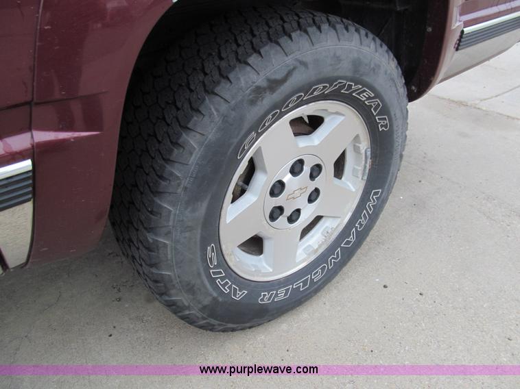 image for item G9702 1998 GMC Suburban 1500 Z71 SUV