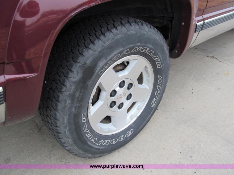 image for item G9702 1998 GMC Suburban 1500 Z71 SUV