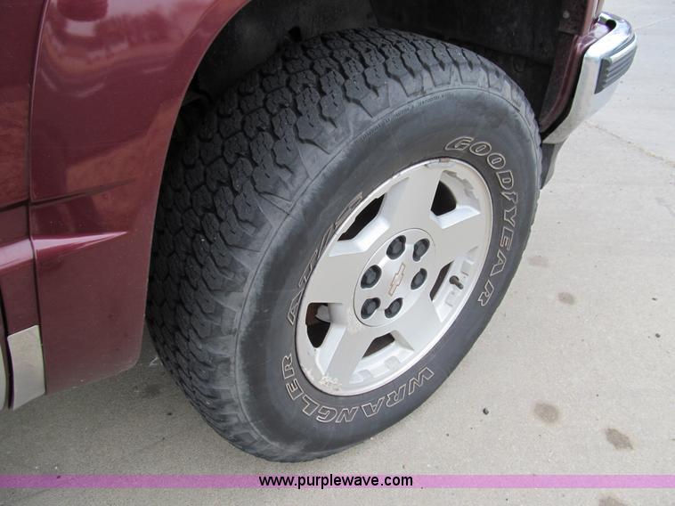 image for item G9702 1998 GMC Suburban 1500 Z71 SUV