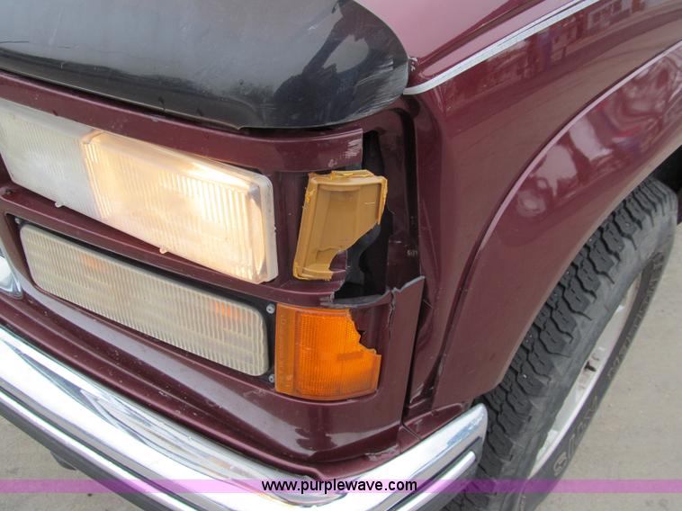 image for item G9702 1998 GMC Suburban 1500 Z71 SUV