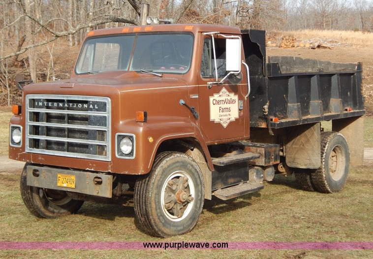 image for item H3877 1981 International 2275 dump truck