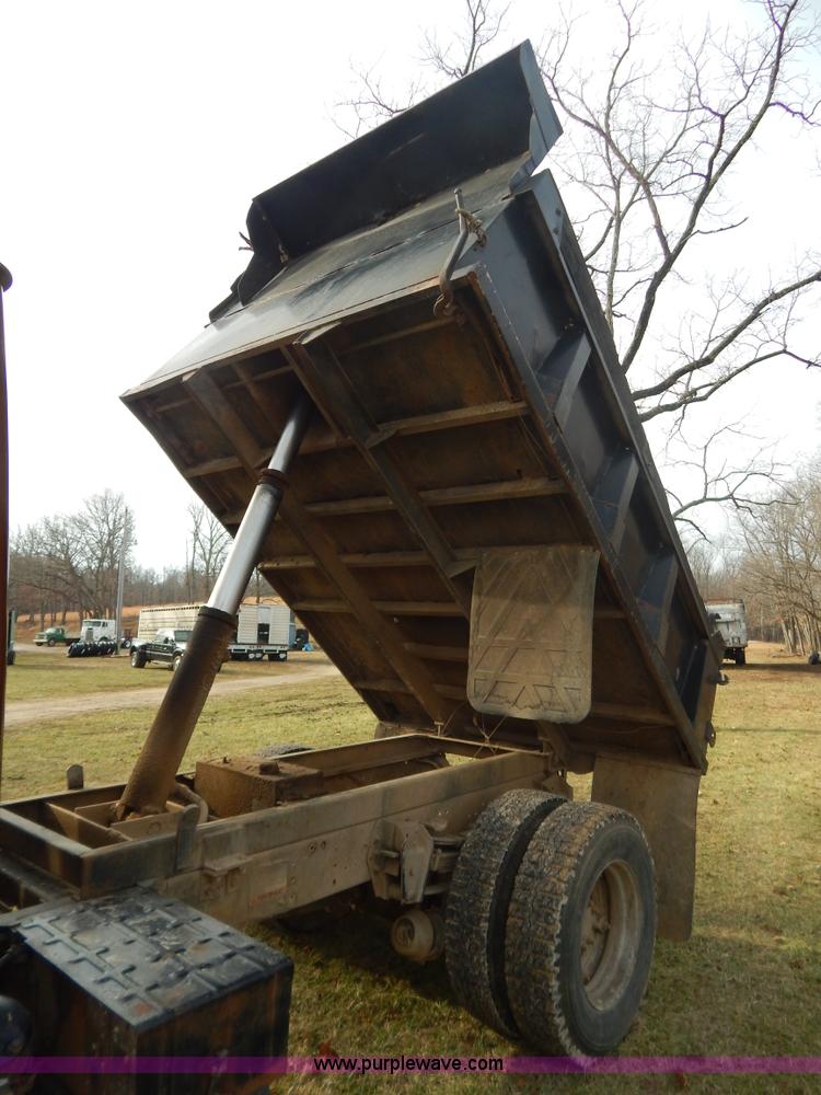 image for item H3877 1981 International 2275 dump truck