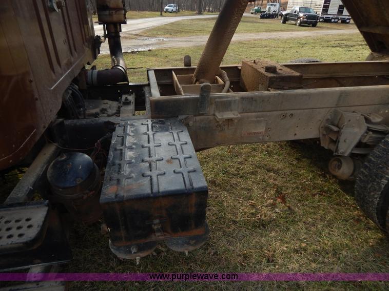 image for item H3877 1981 International 2275 dump truck