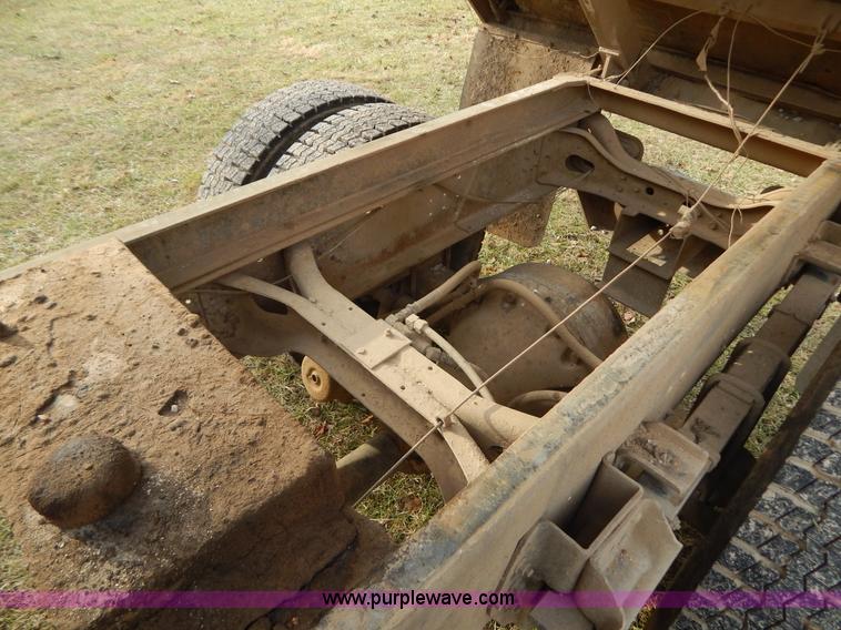 image for item H3877 1981 International 2275 dump truck